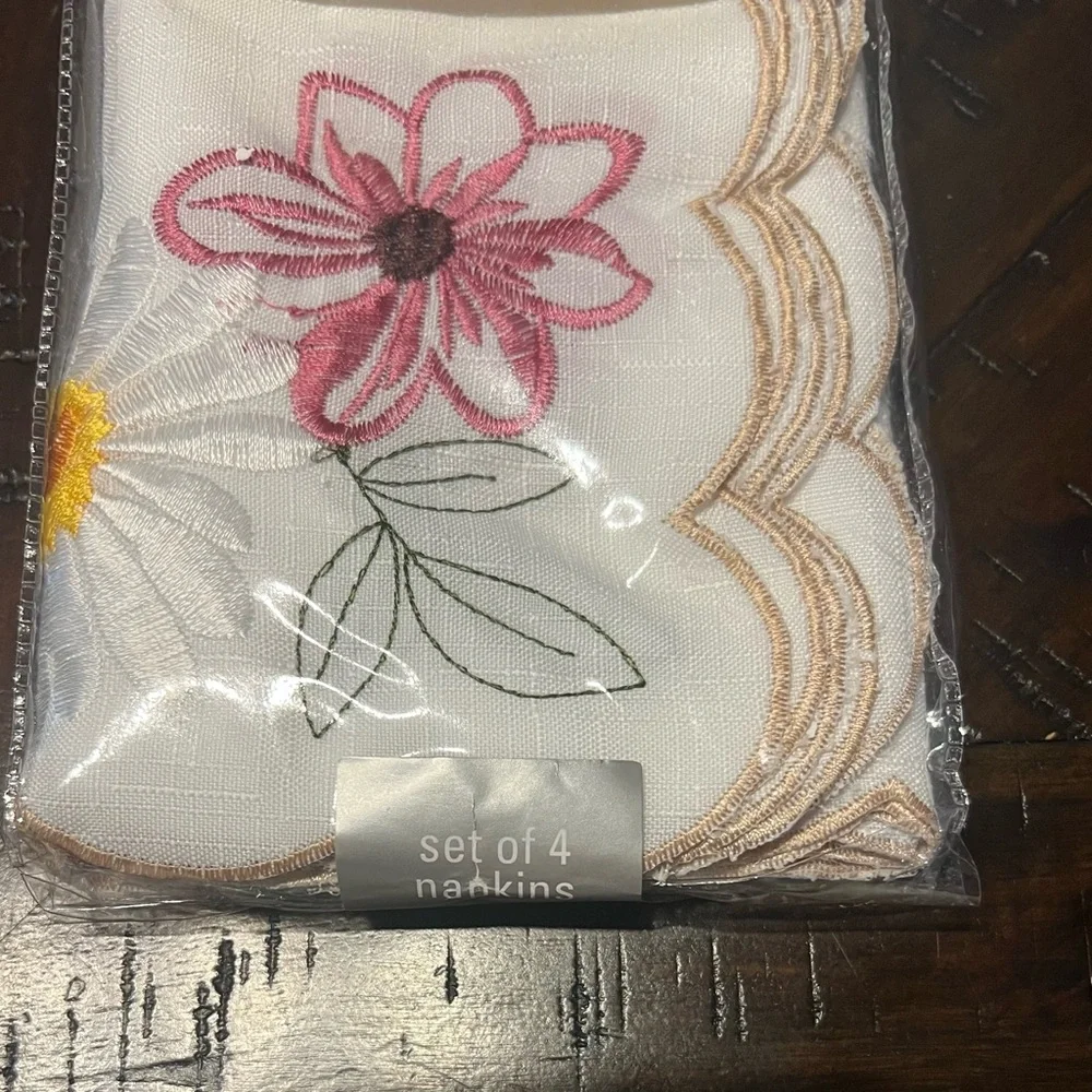 Springtime Designer Tabletop Fashions Embroidered Sunflower Set of 4 Napkins